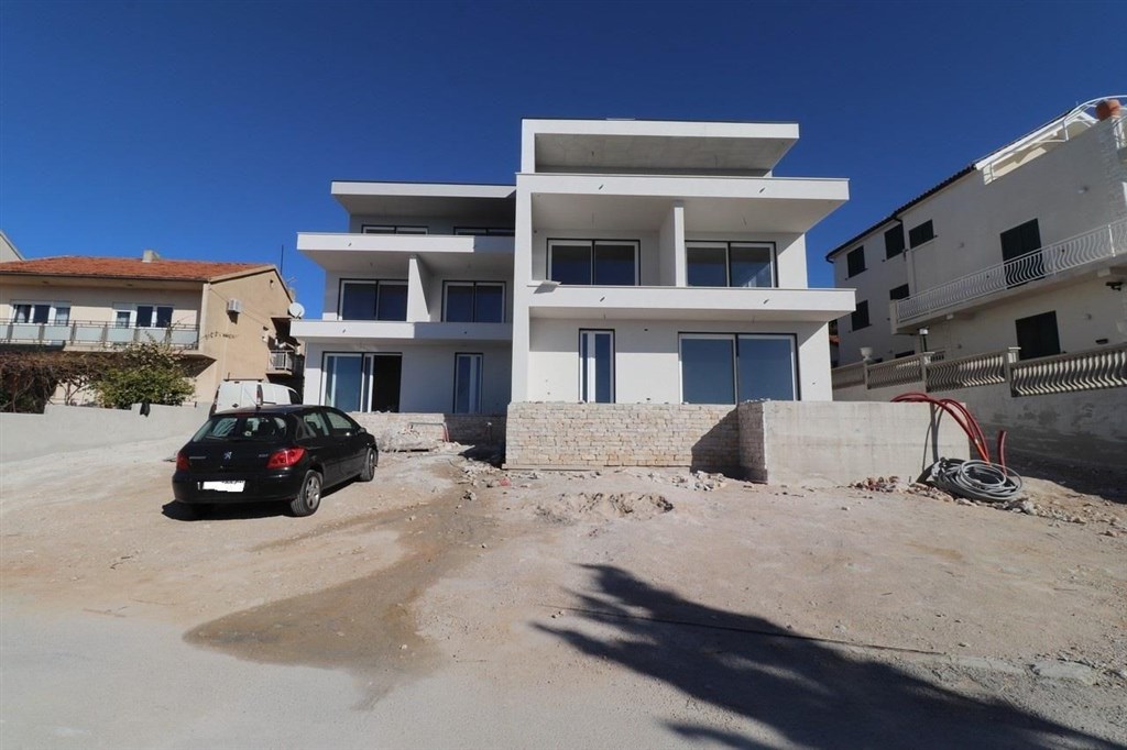 na-prodej-apartman-s-2-loznicemi-a-zahradou-brodarica-chorvatsko