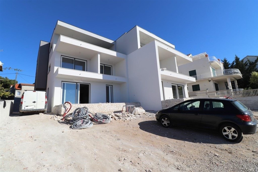 na-prodej-apartman-s-2-loznicemi-a-zahradou-brodarica-chorvatsko