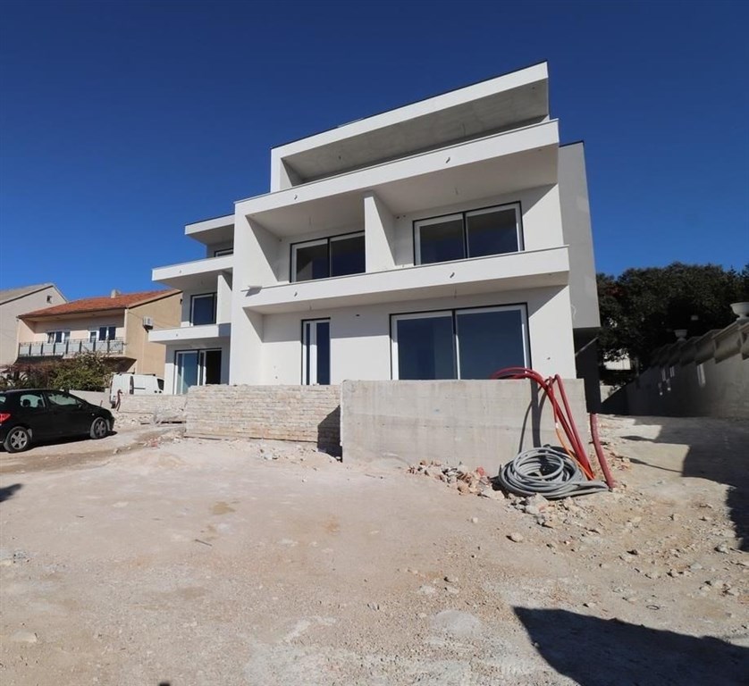 na-prodej-apartman-s-2-loznicemi-a-zahradou-brodarica-chorvatsko