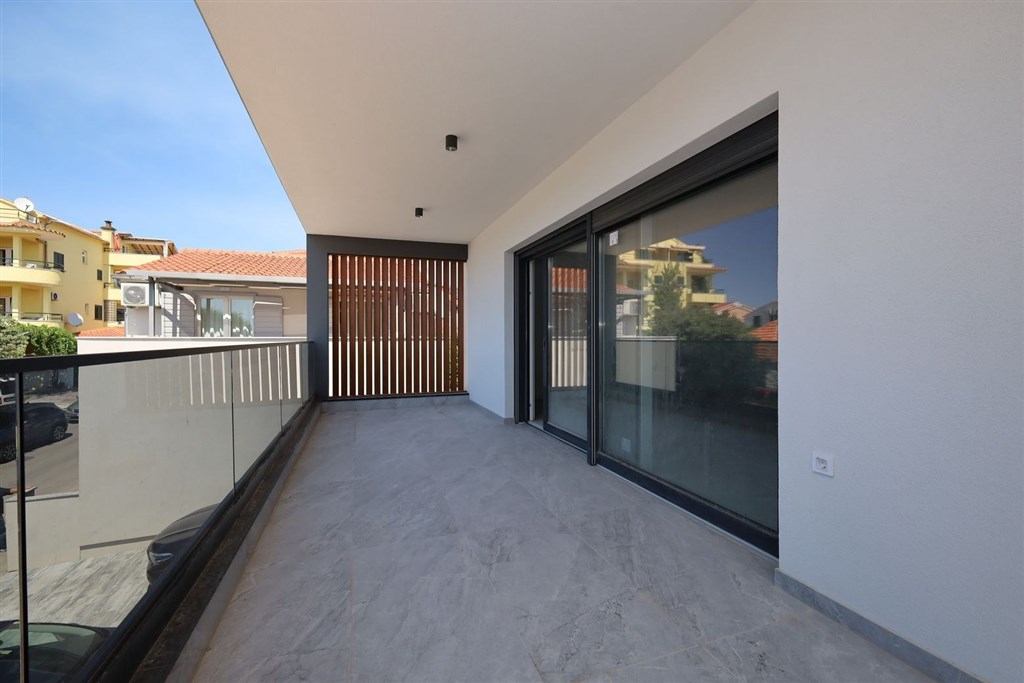 na-prodej-novy-apartman-s-prostornou-terasou-vodice-chorvatsko