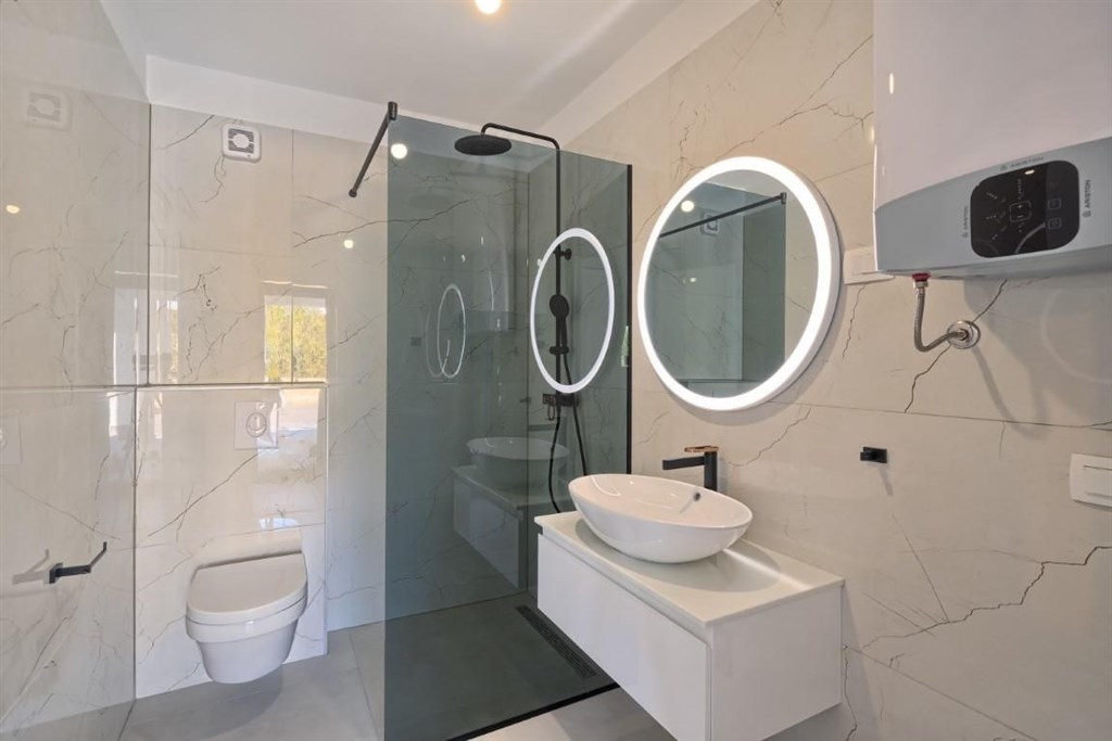 na-prodej-prostorny-apartman-s-vyhledem-na-more-brodarica-chorvatsko