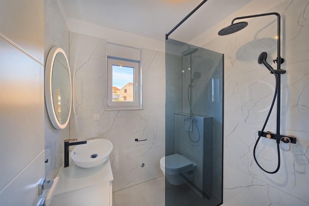 na-prodej-prostorny-apartman-s-vyhledem-na-more-brodarica-chorvatsko