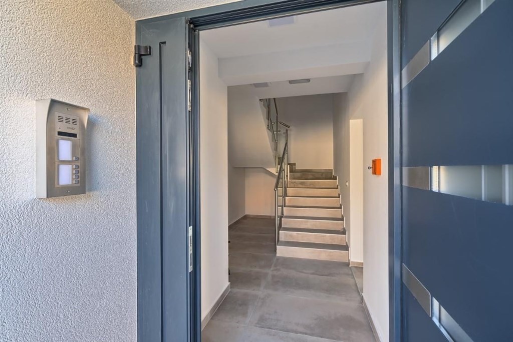 na-prodej-prostorny-apartman-s-vyhledem-na-more-brodarica-chorvatsko