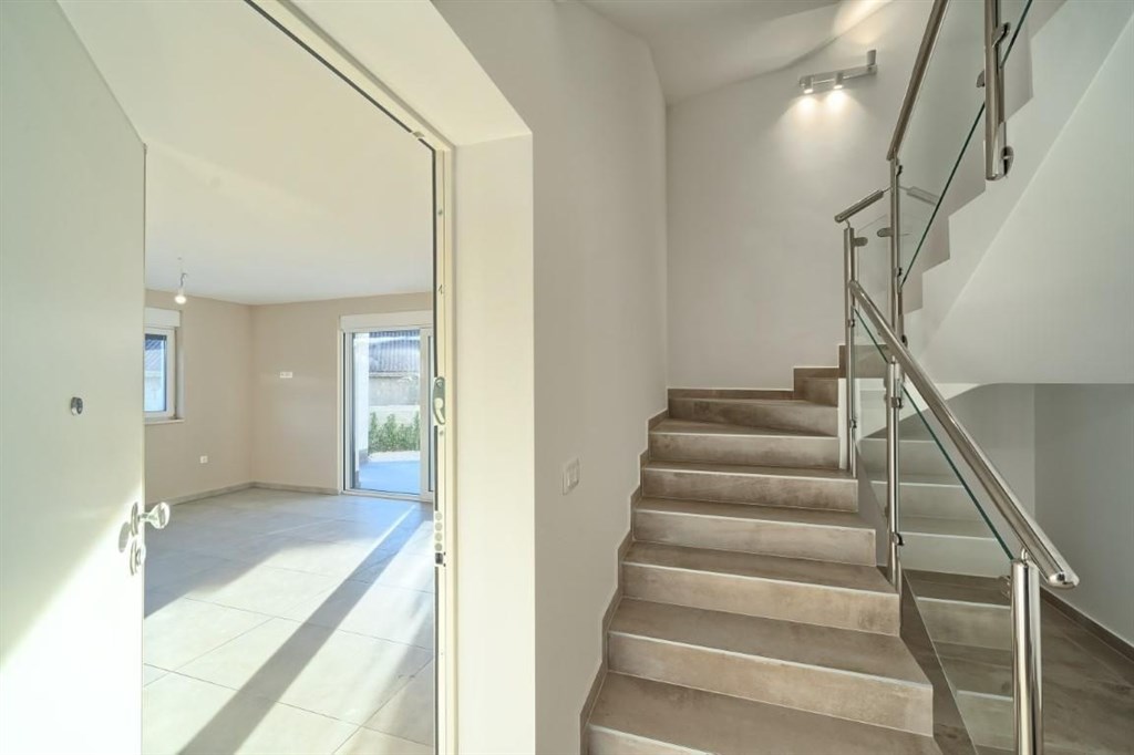 na-prodej-prostorny-apartman-s-vyhledem-na-more-brodarica-chorvatsko