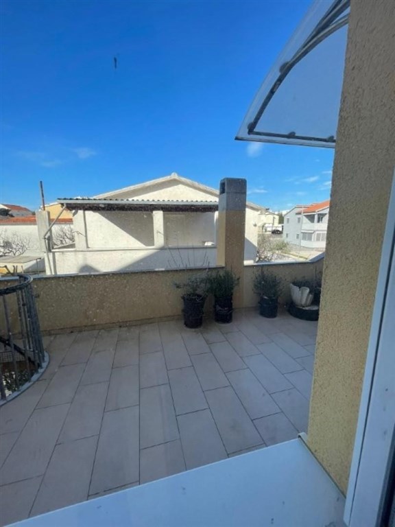 na-prodej-tripodlazni-apartman-se-3-loznicemi-vrsi-chorvatsko