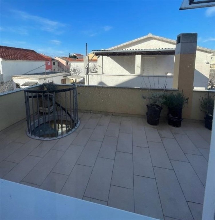 na-prodej-tripodlazni-apartman-se-3-loznicemi-vrsi-chorvatsko
