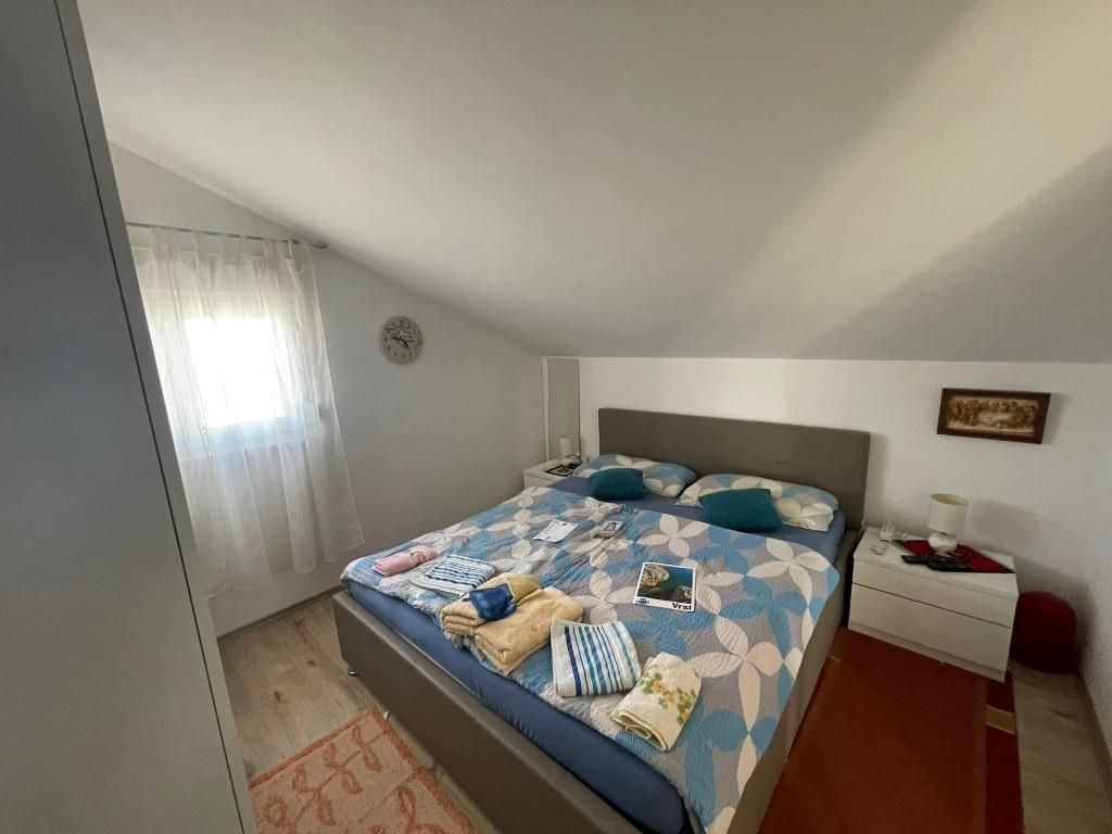na-prodej-tripodlazni-apartman-se-3-loznicemi-vrsi-chorvatsko