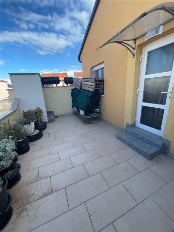 na-prodej-tripodlazni-apartman-se-3-loznicemi-vrsi-chorvatsko