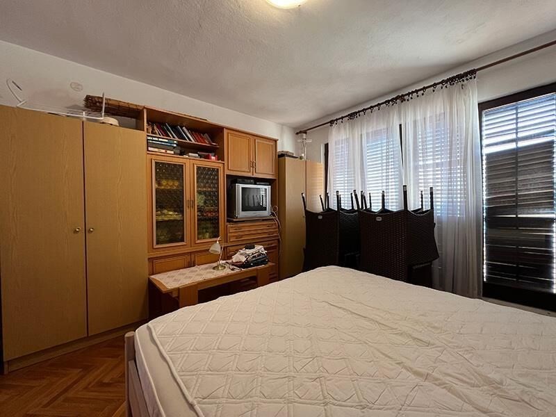 na-prodej-dum-se-3-apartmany-ve-2-rade-od-more-drvenik-chorvatsko