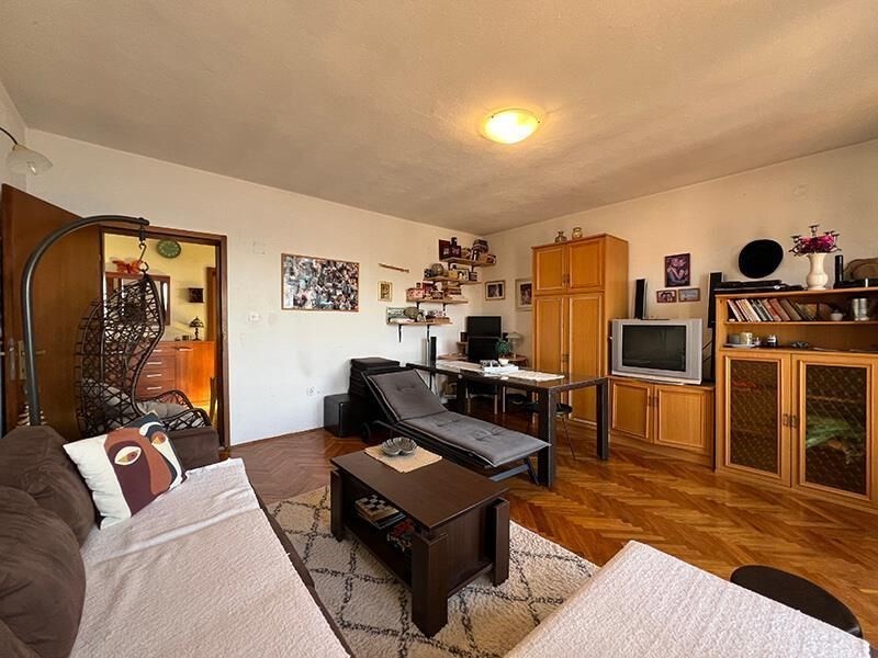 na-prodej-dum-se-3-apartmany-ve-2-rade-od-more-drvenik-chorvatsko