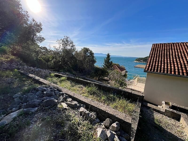 na-prodej-dum-se-3-apartmany-ve-2-rade-od-more-drvenik-chorvatsko