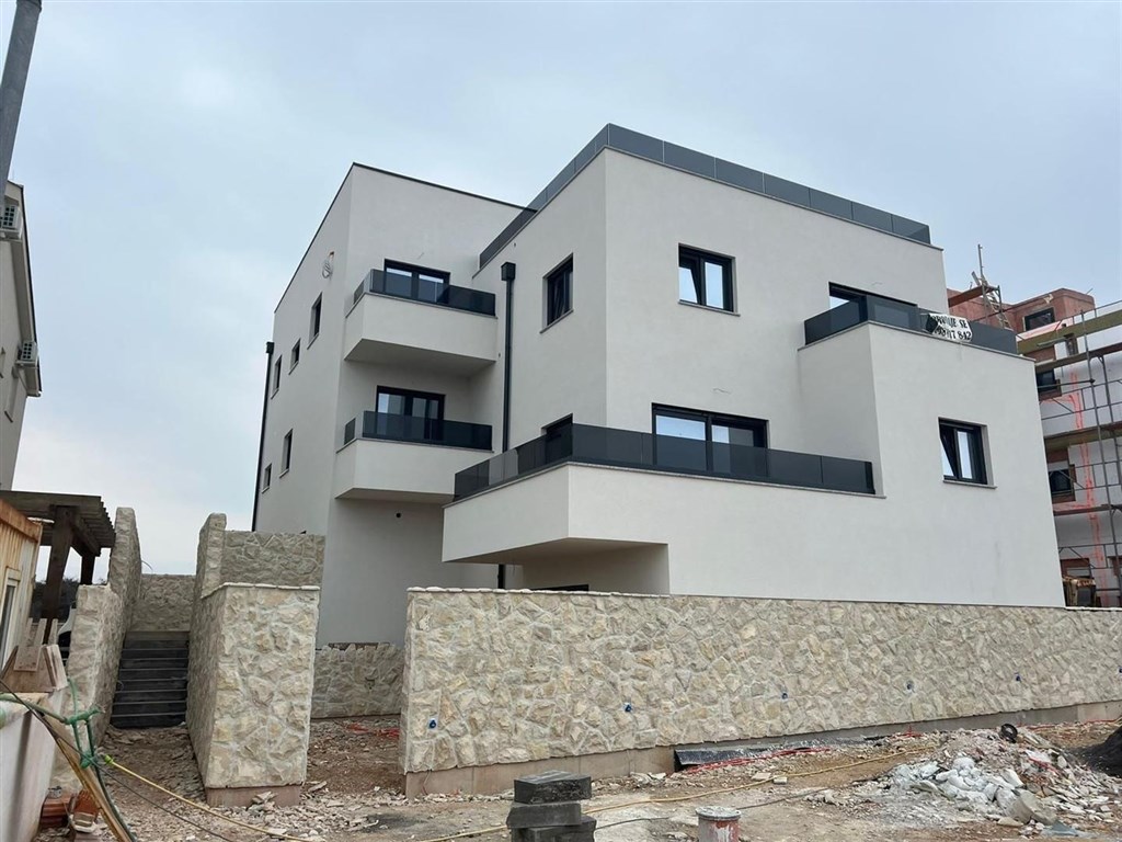 na-prodej-novy-apartman-se-stresni-terasou-povljana-chorvatsko