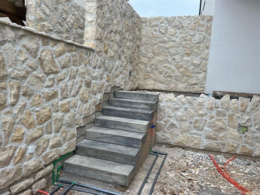 na-prodej-novy-apartman-se-stresni-terasou-povljana-chorvatsko
