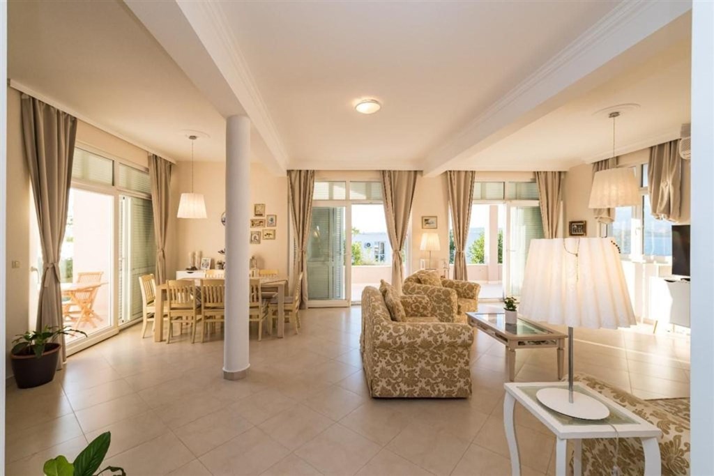 na-prodej-apartmanovy-dum-s-vyhledem-na-more-novigrad-chorvatsko