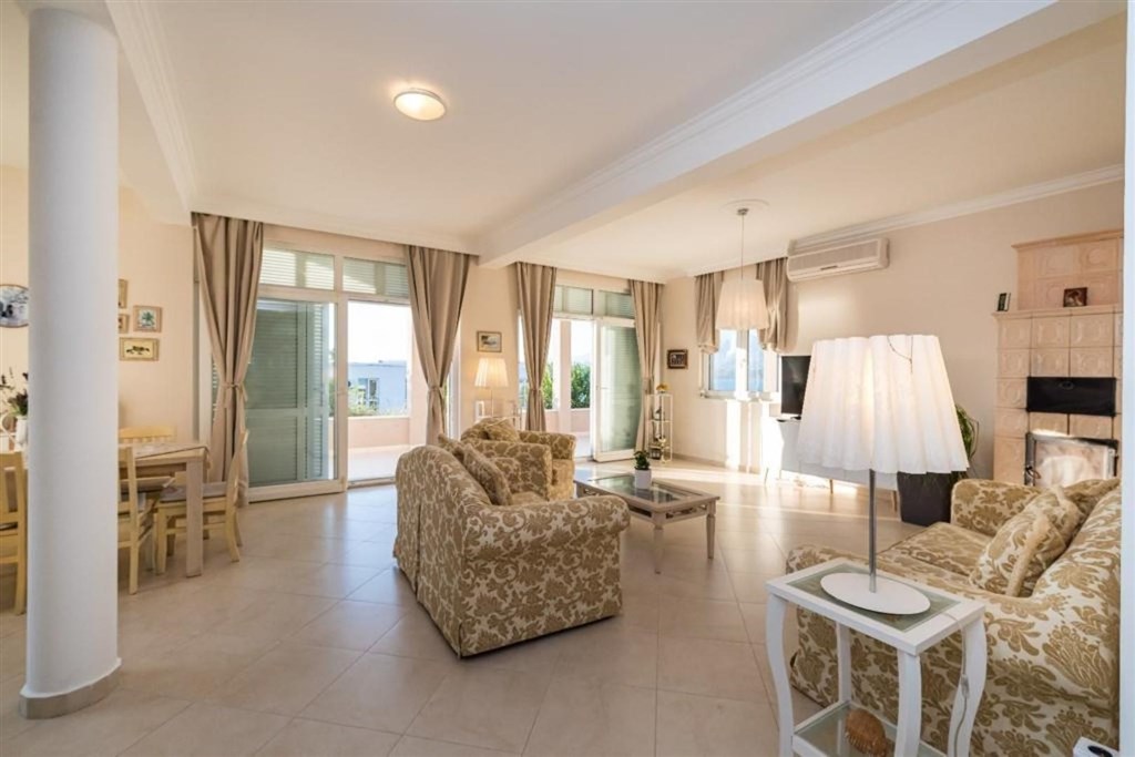 na-prodej-apartmanovy-dum-s-vyhledem-na-more-novigrad-chorvatsko