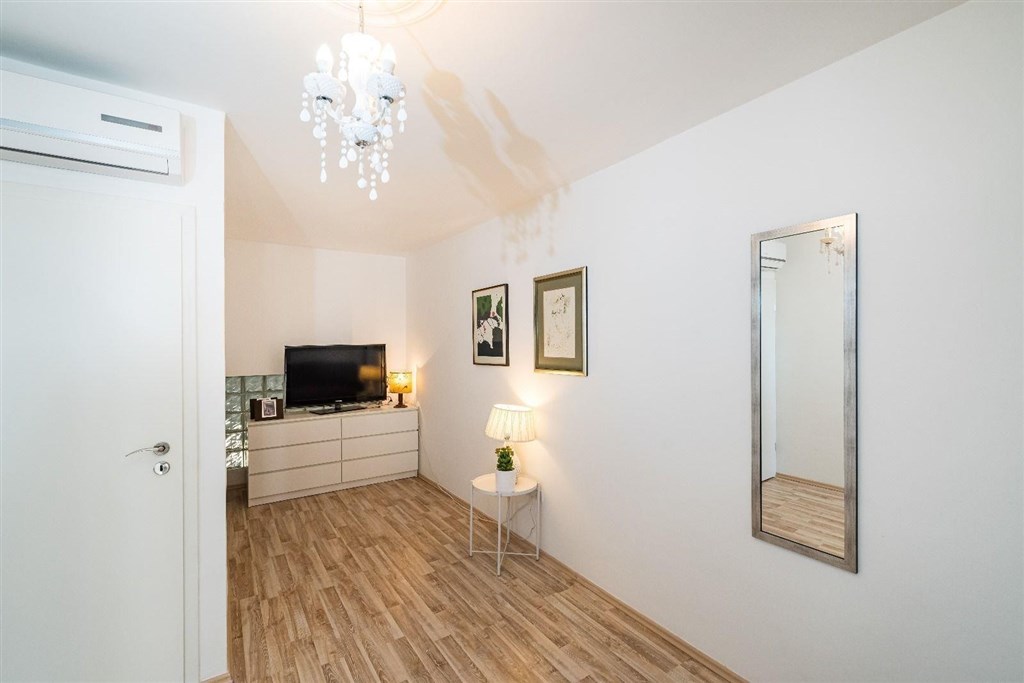 na-prodej-apartmanovy-dum-s-vyhledem-na-more-novigrad-chorvatsko