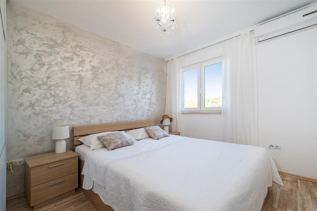 na-prodej-apartmanovy-dum-s-vyhledem-na-more-novigrad-chorvatsko