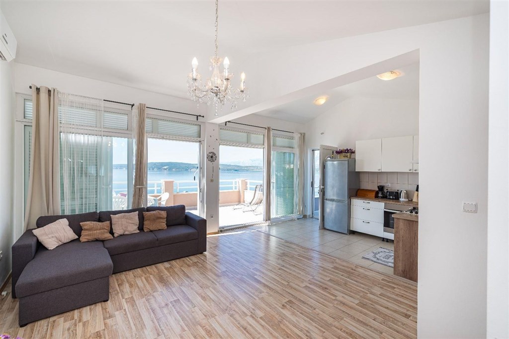 na-prodej-apartmanovy-dum-s-vyhledem-na-more-novigrad-chorvatsko
