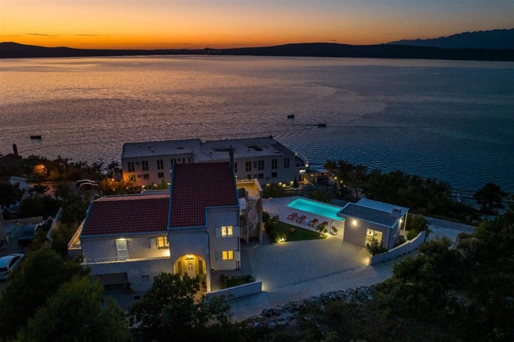 na-prodej-apartmanovy-dum-s-vyhledem-na-more-novigrad-chorvatsko