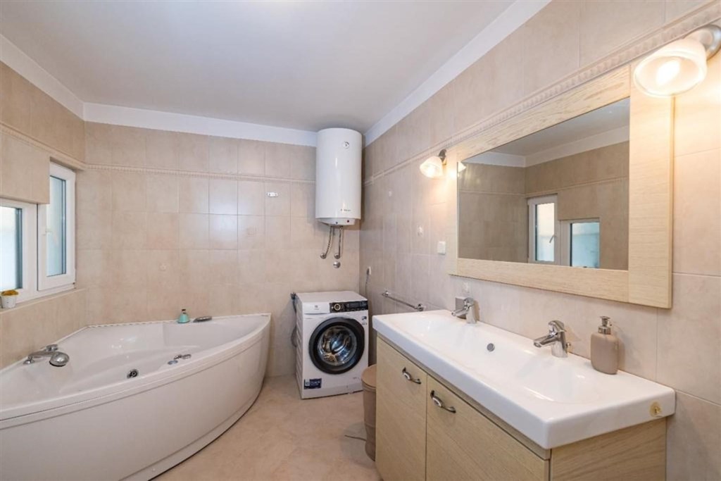 na-prodej-apartmanovy-dum-s-vyhledem-na-more-novigrad-chorvatsko