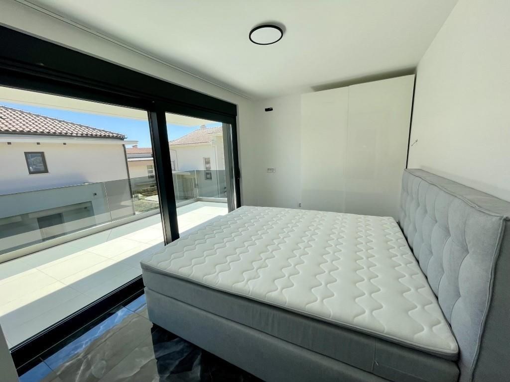 na-prodej-novy-dvoupodlazni-apartman-s-bazenem-krk-chorvatsko