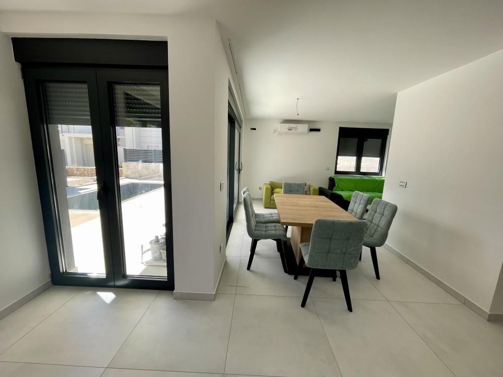 na-prodej-novy-dvoupodlazni-apartman-s-bazenem-krk-chorvatsko