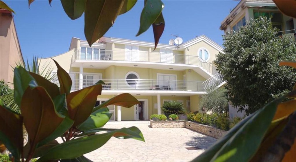 na-prodej-apartmanovy-dum-v-1-rade-od-more-zadar-chorvatsko