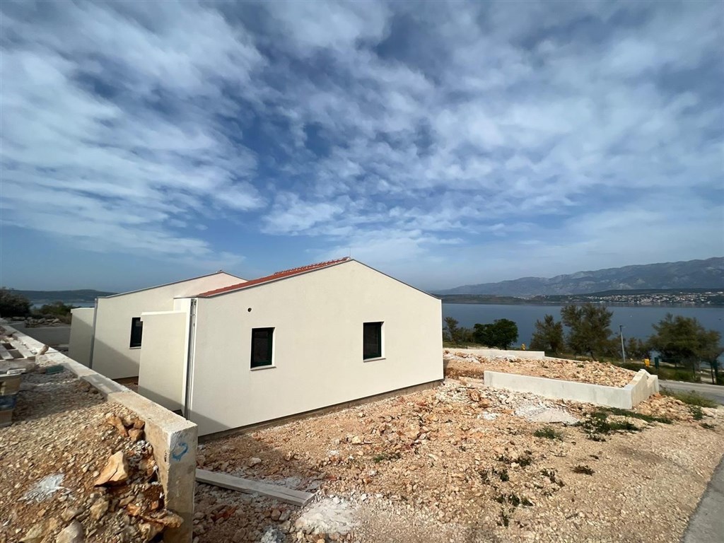 na-prodej-jednopodlazni-dum-ve-2-rade-od-more-novigrad-chorvatsko