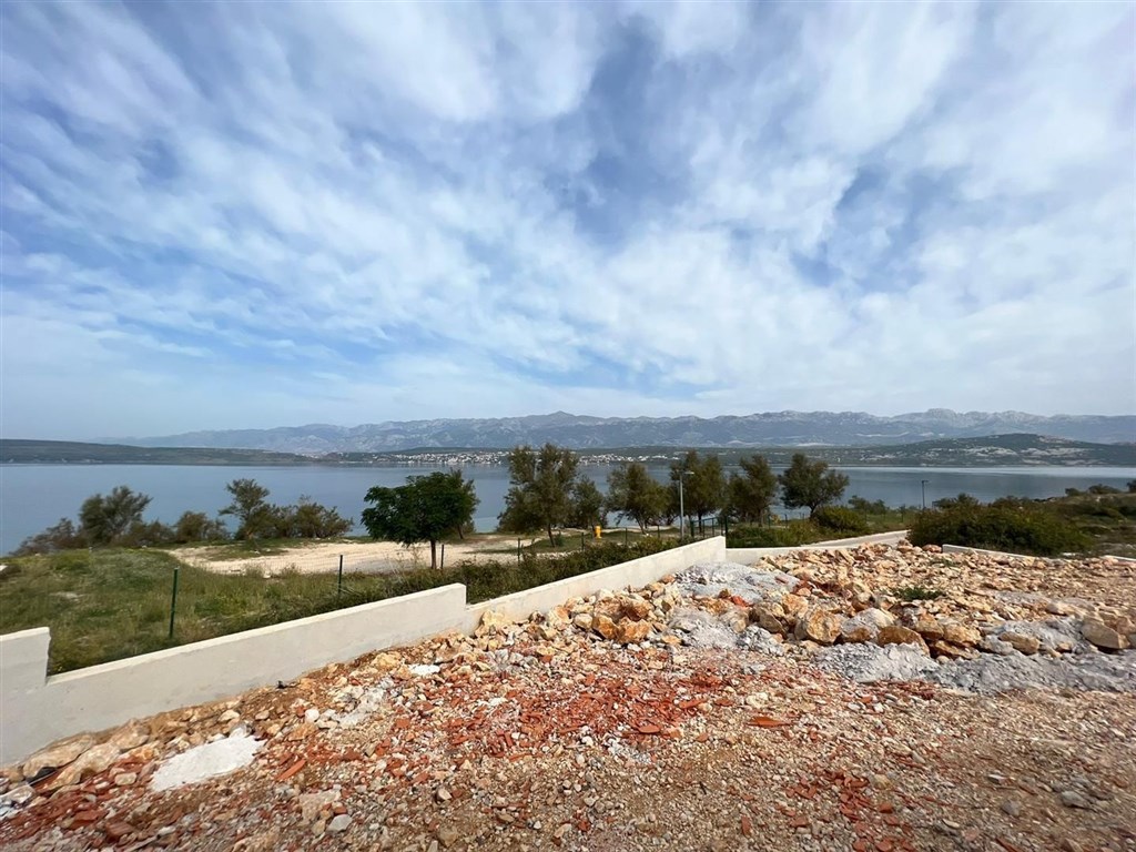 na-prodej-jednopodlazni-dum-ve-2-rade-od-more-novigrad-chorvatsko