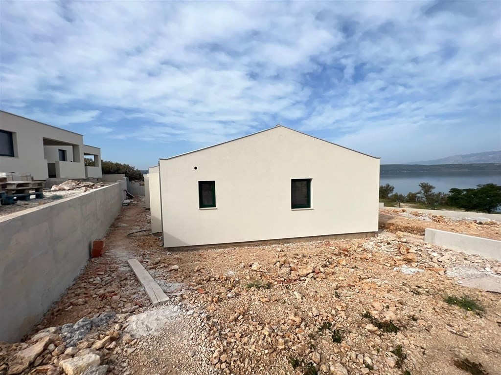 na-prodej-jednopodlazni-dum-ve-2-rade-od-more-novigrad-chorvatsko