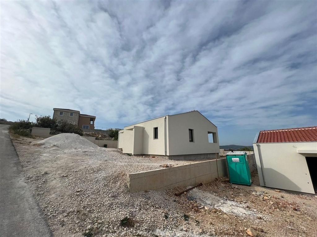 na-prodej-jednopodlazni-dum-ve-2-rade-od-more-novigrad-chorvatsko