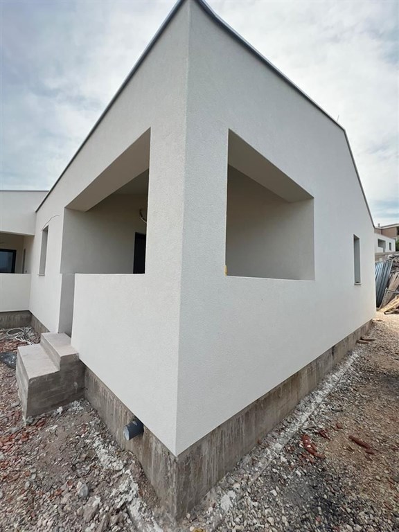 na-prodej-jednopodlazni-dum-ve-2-rade-od-more-novigrad-chorvatsko