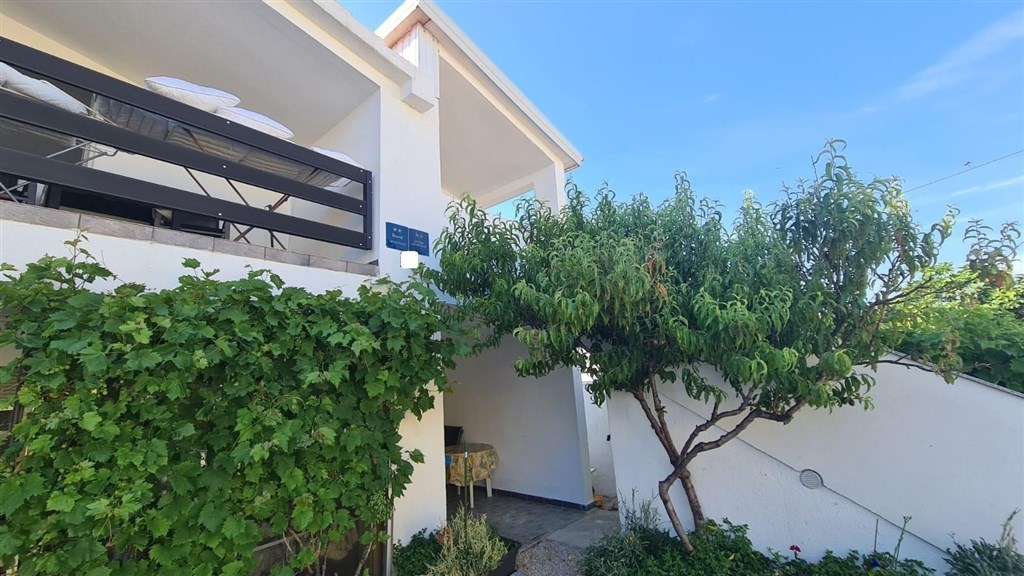 na-prodej-apartmanovy-dum-jen-170-m-od-more-vir-chorvatsko