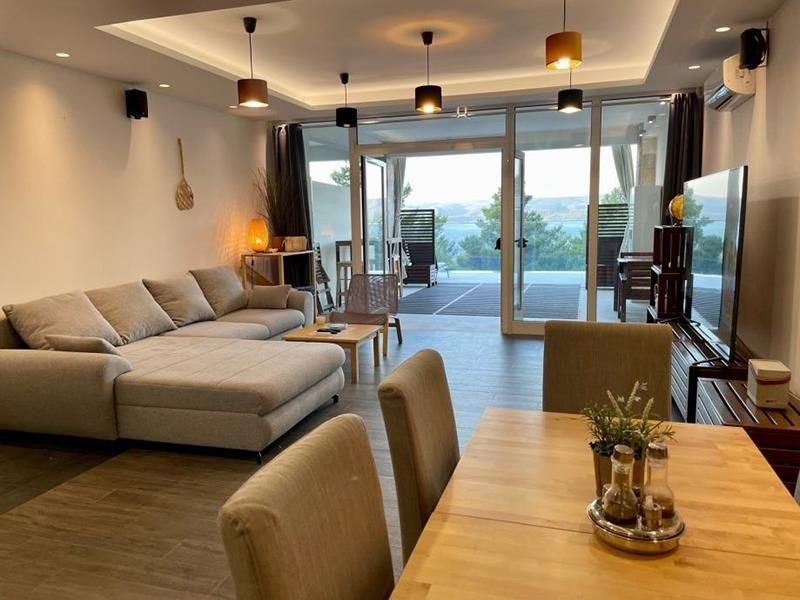 na-prodej-luxusne-vybaveny-apartman-s-bazenem-mimice-chorvatsko