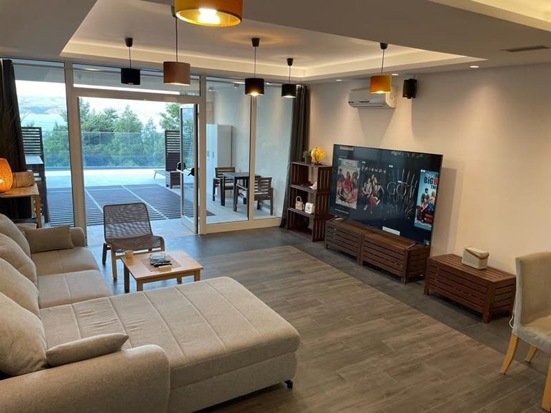 na-prodej-luxusne-vybaveny-apartman-s-bazenem-mimice-chorvatsko