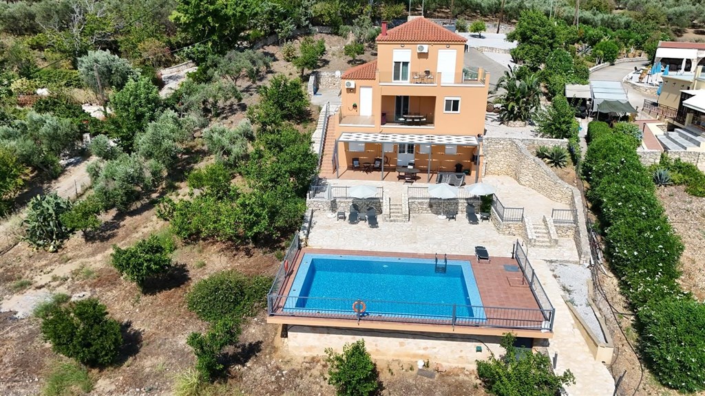 na-prodej-vila-s-velkym-pozemkem-a-tenisovym-kurtem-kreta-recko