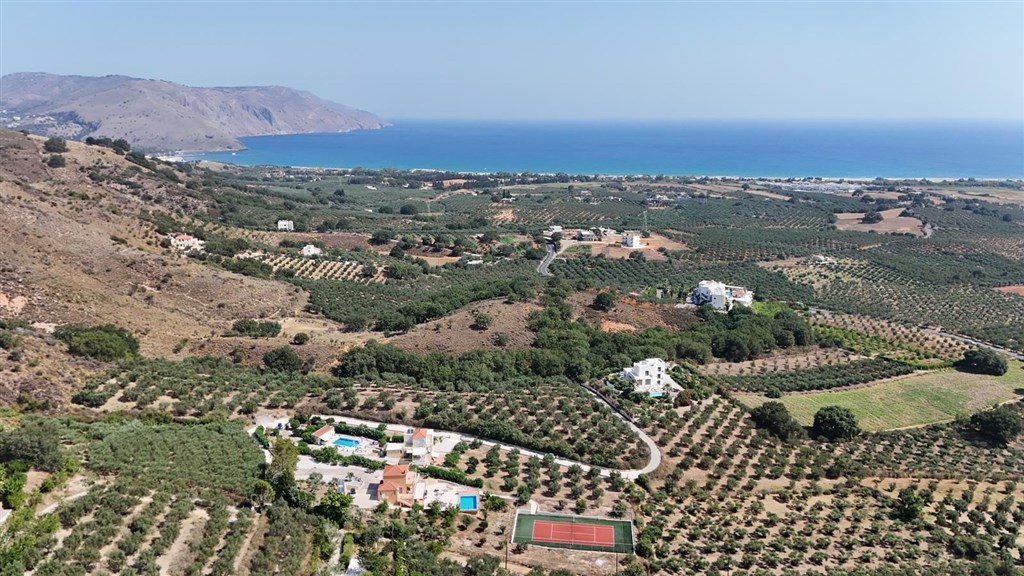 na-prodej-vila-s-velkym-pozemkem-a-tenisovym-kurtem-kreta-recko