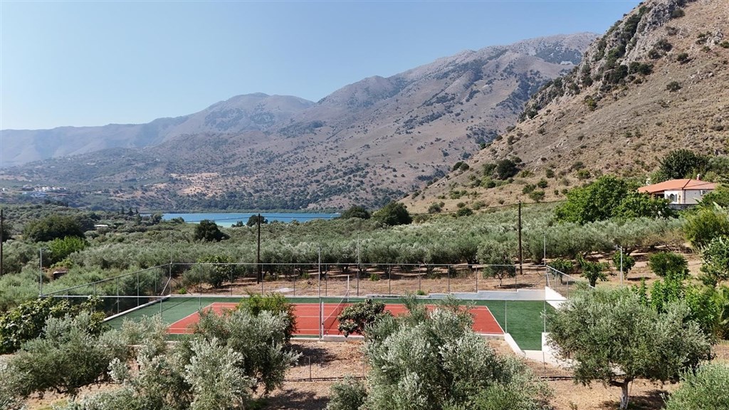 na-prodej-vila-s-velkym-pozemkem-a-tenisovym-kurtem-kreta-recko