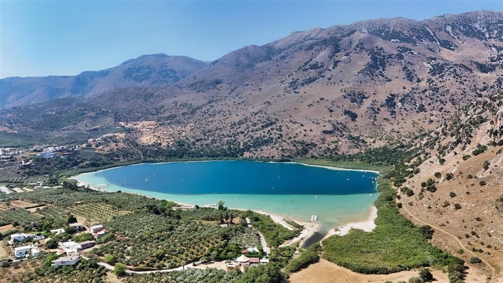 na-prodej-vila-s-velkym-pozemkem-a-tenisovym-kurtem-kreta-recko