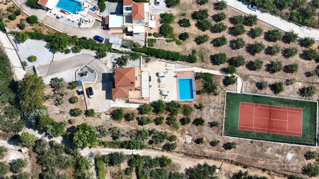 na-prodej-vila-s-velkym-pozemkem-a-tenisovym-kurtem-kreta-recko