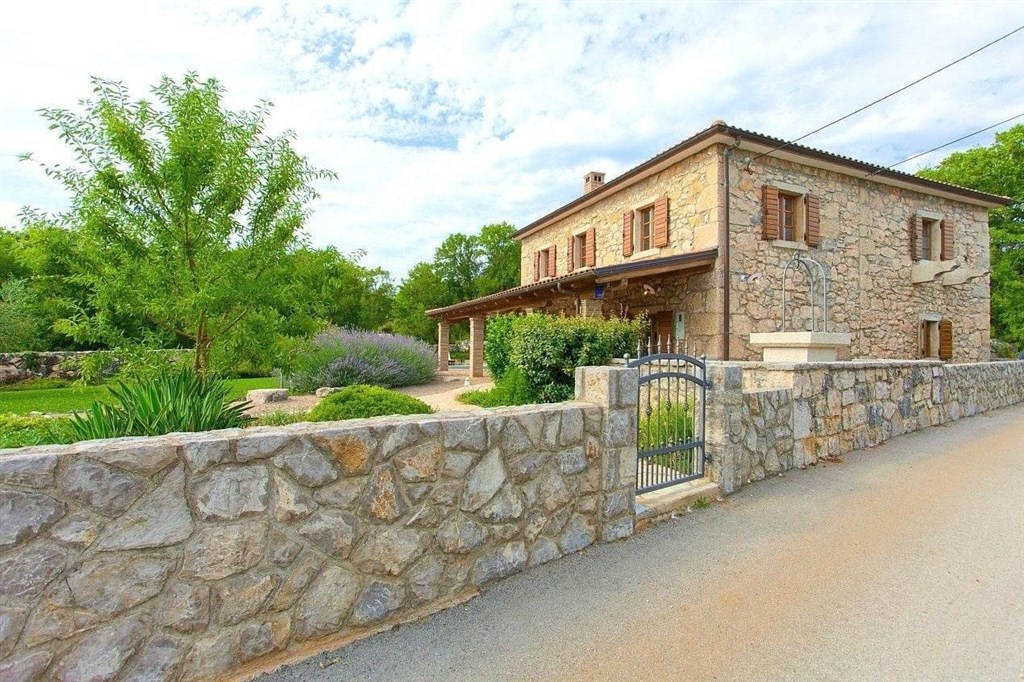 na-prodej-kamenny-dum-v-klidne-oblasti-krk-chorvatsko