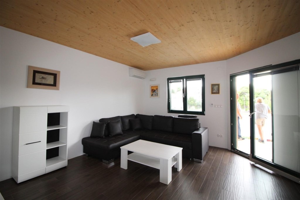 novy-apartmanovy-dum-s-bazenem-a-pobliz-more-tribunj-chorvatsko