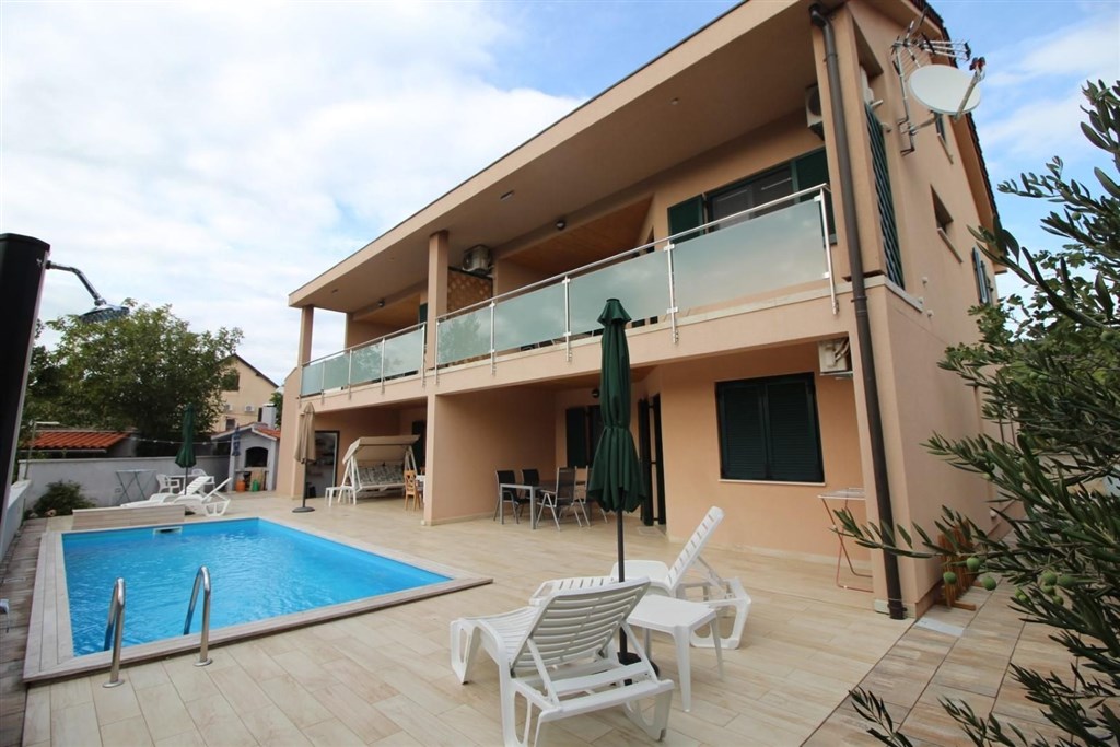 novy-apartmanovy-dum-s-bazenem-a-pobliz-more-tribunj-chorvatsko