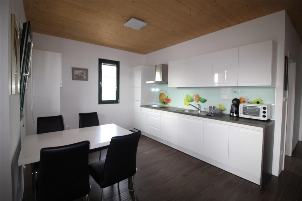 novy-apartmanovy-dum-s-bazenem-a-pobliz-more-tribunj-chorvatsko