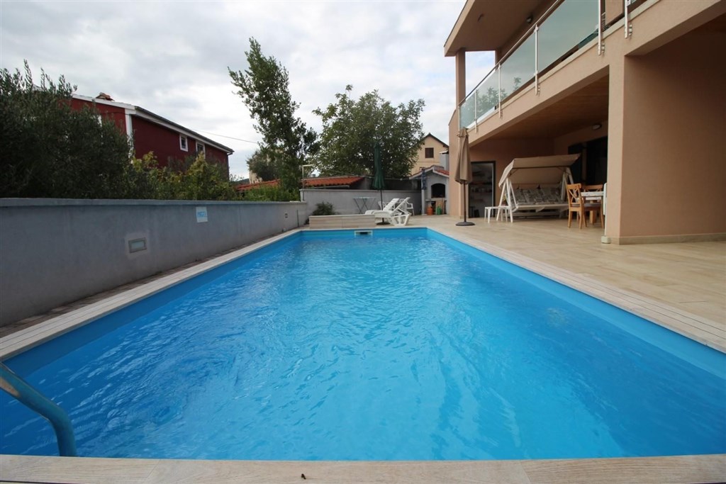 novy-apartmanovy-dum-s-bazenem-a-pobliz-more-tribunj-chorvatsko