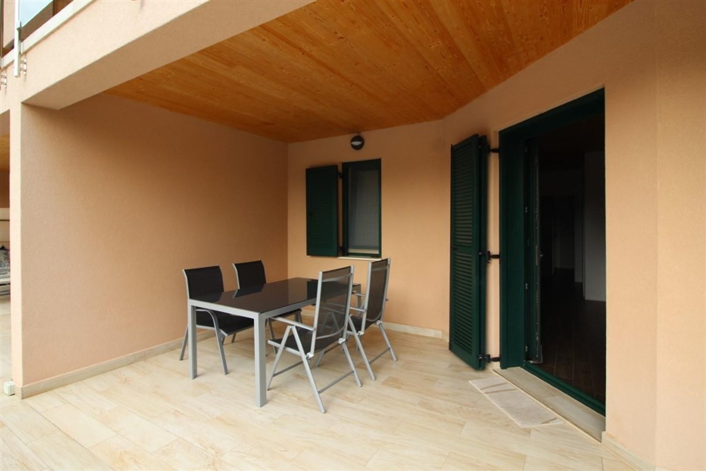 novy-apartmanovy-dum-s-bazenem-a-pobliz-more-tribunj-chorvatsko