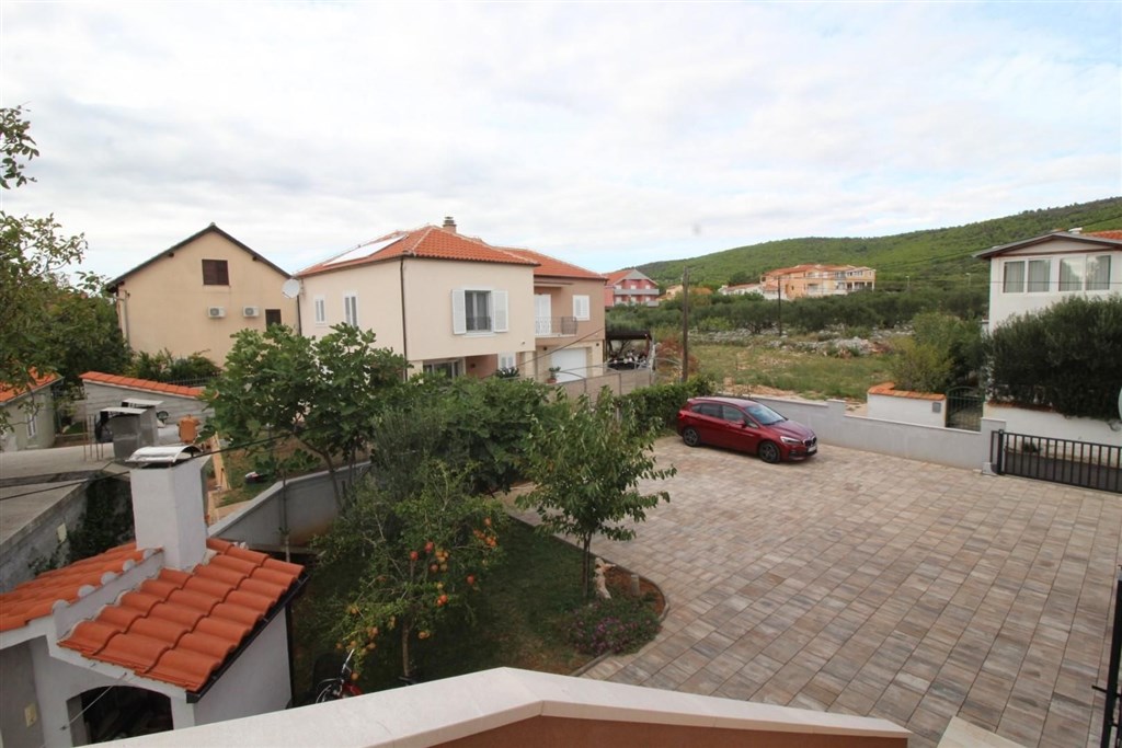 novy-apartmanovy-dum-s-bazenem-a-pobliz-more-tribunj-chorvatsko