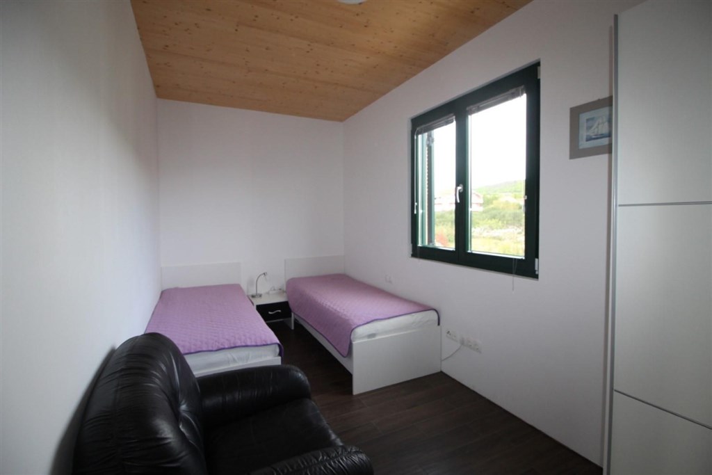 novy-apartmanovy-dum-s-bazenem-a-pobliz-more-tribunj-chorvatsko