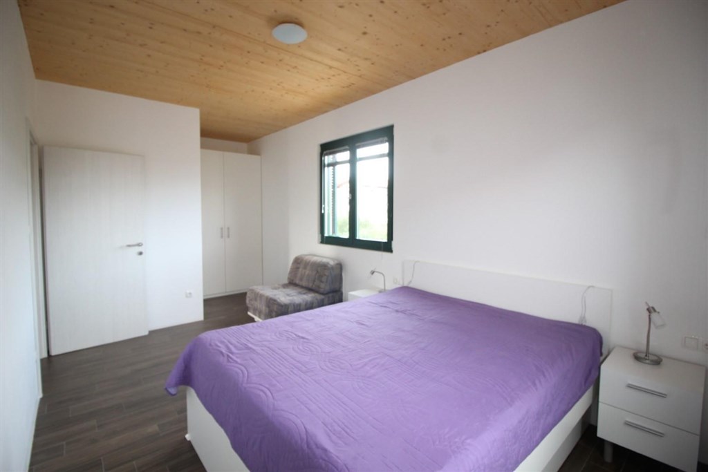 novy-apartmanovy-dum-s-bazenem-a-pobliz-more-tribunj-chorvatsko