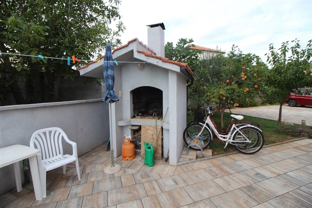 novy-apartmanovy-dum-s-bazenem-a-pobliz-more-tribunj-chorvatsko